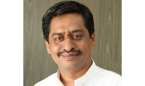 *** ಟಿಕೆಟ್ ಸಿಗದೆ ಮುನಿಸಿಕೊಂಡಿದ್ದ ಹಾಗೂ ಚುನಾವಣಾ ಕಣಕ್ಕಿಳಿಯುವ ತಯಾರಿಯಲ್ಲಿದ್ದ ಮಾಜಿ ಶಾಸಕ ಕೆ.ಬಿ.ಪ್ರಸನ್ನಕುಮಾರ್ ಅವರು, ತಮ್ಮ ನಿರ್ಧಾರ ಬದಲಾಯಿಸಿದ್ದಾರೆ. ಕಾಂಗ್ರೆಸ್ ನಲ್ಲಿಯೇ ಮುಂದುವರಿಯುವ ನಿರ್ಧಾರ ಕೈಗೊಂಡಿದ್ದಾರೆ ಎಂದು ಆ ಪಕ್ಷದ ಮೂಲಗಳು ಮಾಹಿತಿ ನೀಡುತ್ತವೆ. ಕಾಂಗ್ರೆಸ್ ಅಭ್ಯರ್ಥಿ ಹೆಚ್.ಸಿ.ಯೋಗೇಶ್ ಸೇರಿದಂತೆ ಹಲವು ನಾಯಕರು ಪ್ರಸನ್ನಕುಮಾರ್ ರವರ ಜೊತೆ ಸಮಾಲೋಚಿಸಿದ್ದಾರೆ.