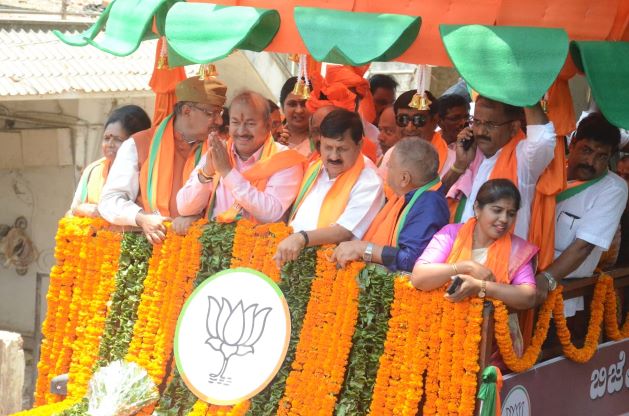 *** ‘ನನ್ನಂತಹ ಸಾಮಾನ್ಯ ಕಾರ್ಯಕರ್ತನನ್ನು ಗುರುತಿಸಿ ಪಕ್ಷ ಟಿಕೆಟ್ ನೀಡಿದೆ. ಇದು ಸಾಕಷ್ಟು ಸಂತೋಷವುಂಟು ಮಾಡಿದೆ. ನಮ್ಮ ನಾಯಕರಾದ ಕೆ.ಎಸ್.ಈಶ್ವರಪ್ಪರ ನೇತೃತ್ವದಲ್ಲಿಯೇ ಚುನಾವಣೆ ಎದುರಿಸುತ್ತೆವೆ’ ಎಂದು ಬಿಜೆಪಿ ಅಭ್ಯರ್ಥಿ ಚನ್ನಬಸಪ್ಪ ತಿಳಿಸಿದ್ದಾರೆ.