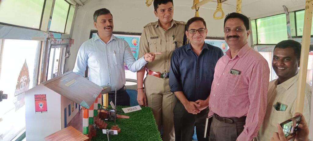 ಚಾಲನೆ: ಶಿವಮೊಗ್ಗ ನಗರದ ಜಿಲ್ಲಾ ಪಂಚಾಯ್ತಿ ಕಚೇರಿ ಆವರಣದಲ್ಲಿ ಮಂಗಳವಾರ ಜಿಲ್ಲಾಧಿಕಾರಿ ಡಾ.ಆರ್.ಸೆಲ್ವಮಣಿ, ಜಿಲ್ಲಾ ಪಂಚಾಯ್ತಿ ಮುಖ್ಯ ಕಾರ್ಯನಿರ್ವಹಣಾಧಿಕಾರಿ ಡಾ.ಸ್ನೇಹಲ್ ಸುಧಾಕರ್ ಲೋಖಂಡೆ, ಜಿಲ್ಲಾ ರಕ್ಷಣಾಧಿಕಾರಿ ಜಿ.ಕೆ.ಮಿಥುನ್ ಕುಮಾರ್ ಅವರು ವಿಶೇಷ ಬಸ್ ಸಂಚಾರಕ್ಕೆ ಚಾಲನೆ ನೀಡಿದರು.