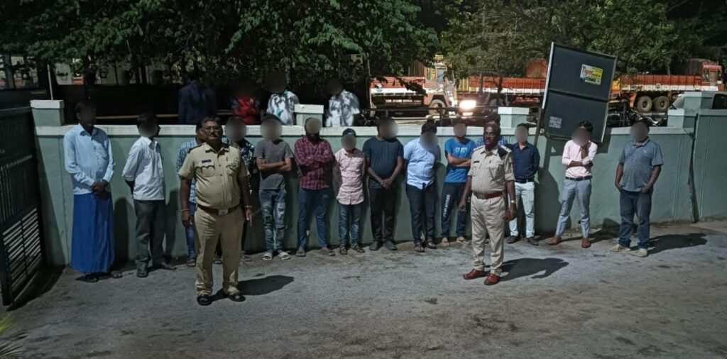 ಶಿವಮೊಗ್ಗ ವರದಿ : ತುಂಗಾ ನಗರ ಪೊಲೀಸ್ ಠಾಣೆ ಸಬ್ ಇನ್ಸ್’ಪೆಕ್ಟರ್ ಗಳಾದ ದೂದ್ಯನಾಯ್ಕ್, ಬಳಿಗಾರ್ ನೇತೃತ್ವದ ತಂಡವು ಠಾಣಾ ವ್ಯಾಪ್ತಿಯ ಹೊರವಲಯ ಮತ್ತು ನಿರ್ಜನ ಪ್ರದೇಶಗಳಲ್ಲಿ ದಿಢೀರ್ ಕಾರ್ಯಾಚರಣೆ ನಡೆಸಿದೆ.