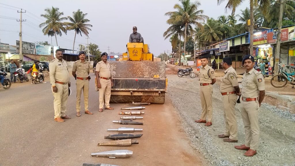 ಸಾಗರ, ಎ. 27: ಕರ್ಕಶ ಶಬ್ದ ಹೊರಹೊಮ್ಮಿಸುವ ಸೈಲೆನ್ಸರ್ ಅಳವಡಿಸಿಕೊಂಡು, ಶಬ್ದ ಮಾಲಿನ್ಯ ಹಾಗೂ ಸಾರ್ವಜನಿಕರಿಗೆ ತೀವ್ರ ಕಿರಿಕಿರಿ ಉಂಟು ಮಾಡುತ್ತಿದ್ದ, ಬೈಕ್ ಸವಾರರಿಗೆ ಶಾಕ್ ನೀಡುವ ಕಾರ್ಯಕ್ಕೆ ಸಾಗರ ಪೊಲೀಸರು ಚಾಲನೆ ನೀಡಿದ್ದಾರೆ..!