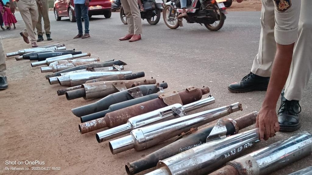 ಏ.27 ರಂದು ಒಟ್ಟಾರೆ 27 ಸೈಲೆನ್ಸರ್ ಗಳ ಮೇಲೆ ಬುಲ್ಡೋಜರ್ ಹರಿಸಿ ನಾಶಗೊಳಿಸಲಾಗಿದೆ. ಈ ಸಂದರ್ಭದಲ್ಲಿ ಸಾಗರ ಪೊಲೀಸ್ ಉಪ ವಿಭಾಗದ ಹಿರಿಯ ಸಹಾಯಕ ಪೊಲೀಸ್ ಅಧೀಕ್ಷಕರಾದ ರೋಹನ್ ಜಗದೀಶ್, ಇನ್ಸ್’ಪೆಕ್ಟರ್ ಪ್ರವೀಣ್ ಕುಮಾರ್, ಸಬ್ ಇನ್ಸ್’ಪೆಕ್ಟರ್ ಹೊಳೆಬಸಪ್ಪ ಹೋಳಿ, ಶ್ರೀಪತಿ ಗಿನ್ನಿ, ಆರ್.ಕೆ.ನಿಂಗಜ್ಜೇರ ಸೇರಿದಂತೆ ಮೊದಲಾದವರು ಉಪಸ್ಥಿತರಿದ್ದರು.