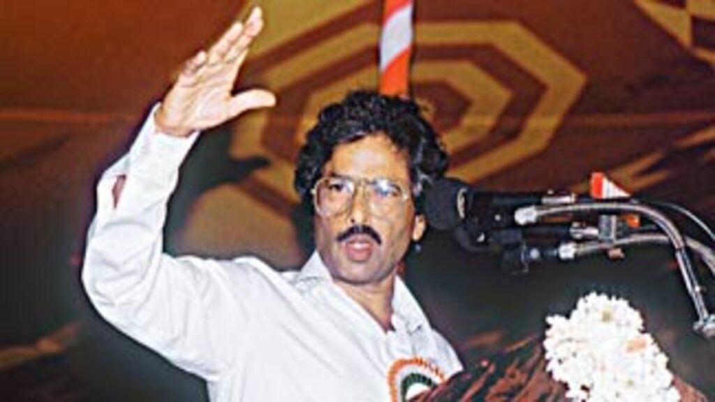 ತಲೆಕೆಳಗಾದ ಲೆಕ್ಕಾಚಾರ: ಆದರೆ ಚುನಾವಣೆ ಫಲಿತಾಂಶ ಮಾತ್ರ ಎಲ್ಲ ಲೆಕ್ಕಾಚಾರಗಳನ್ನು ತಲೆಕೆಳಗಾಗಿಸಿತ್ತು! ಬಂಗಾರಪ್ಪ ಅವರು ಹೀನಾಯ ಸೋಲನುಭವಿಸಿದ್ದರು. ಯಡಿಯೂರಪ್ಪ ಅವರು 83,491 ಮತ ಗಳಿಸಿದ್ದರೆ, ಬಂಗಾರಪ್ಪರವರ ಮತ ಗಳಿಕೆ 37,564 ಆಗಿತ್ತು. 45,927 ಮತಗಳ ಭಾರೀ ಅಂತರದಲ್ಲಿ ಬಂಗಾರಪ್ಪ ಪರಾಭವಗೊಂಡಿದ್ದರು. ಈ ಹಿಂದಿನ ಯಾವ ಚುನಾವಣೆಗಳಲ್ಲಿಯೂ ಇಷ್ಟೊಂದು ದೊಡ್ಡ ಮತಗಳ ಅಂತರದಲ್ಲಿ ಯಡಿಯೂರಪ್ಪಗೆ ಜಯ ದೊರಕಿರಲಿಲ್ಲ!