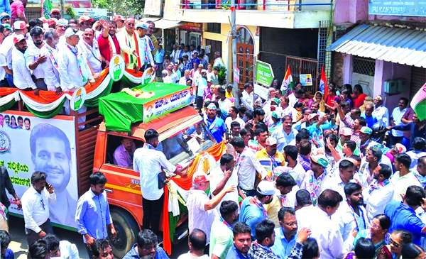 *** ‘ಸ್ವಾತಂತ್ರ್ಯ ಹೋರಾಟಗಾರರ ಕುಟುಂಬದಿಂದ ಬಂದ ತಾವು ಮೂರು ಬಾರಿ ಕಾರ್ಪೋರೇಟರ್ ಆಗಿದ್ದೆನೆ. ನಾಗರೀಕರ ಸಮಸ್ಯೆಗಳಿಗೆ ಪ್ರಾಮಾಣಿಕವಾಗಿ ಸ್ಪಂದಿಸುವ ಕಾರ್ಯ ನಡೆಸಿದ್ದೆನೆ’ ಎಂದು ಕಾಂಗ್ರೆಸ್ ಅಭ್ಯರ್ಥಿ ಹೆಚ್.ಸಿ.ಯೋಗೀಶ್ ತಿಳಿಸಿದ್ದಾರೆ.