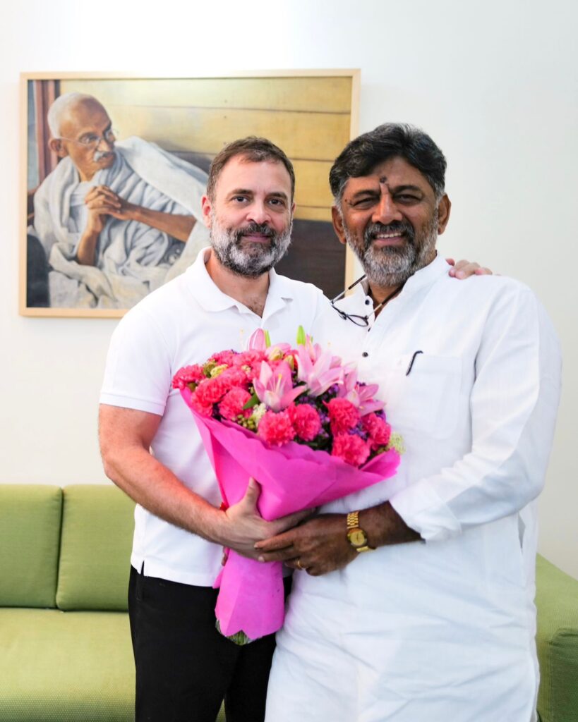 ಈಗಾಗಲೇ ರಾಹುಲ್ ಗಾಂಧಿ, ಮಲ್ಲಿಕಾರ್ಜುನ ಖರ್ಗೆ ಸೇರಿದಂತೆ ಕಾಂಗ್ರೆಸ್ ವರಿಷ್ಠರು ಸಿದ್ದರಾಮಯ್ಯ ಹಾಗೂ ಡಿ.ಕೆ.ಶಿವಕುಮಾರ್ ಅವರ ಜೊತೆ ಪ್ರತ್ಯೇಕವಾಗಿ ಹಲವು ಸುತ್ತಿನ ಸಭೆ ನಡೆಸಿದ್ದಾರೆ. ಅಭಿಪ್ರಾಯ ಆಲಿಸಿದ್ದಾರೆ. ಜೊತೆಗೆ ಅಧಿಕಾರ ಹಂಚಿಕೆ ಸೂತ್ರಗಳನ್ನು ಮುಂದಿಟ್ಟಿದ್ದಾರೆ.