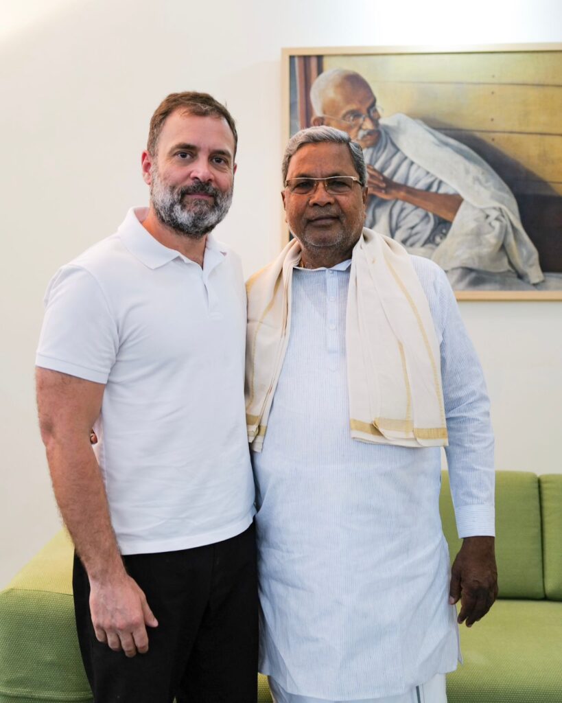 ದೆಹಲಿ/ಬೆಂಗಳೂರು, ಮೇ 17: ಕರ್ನಾಟಕ ವಿಧಾನಸಭೆ ಚುನಾವಣೆಯಲ್ಲಿ ಸ್ಪಷ್ಟ ಬಹುಮತದೊಂದಿಗೆ ಸರ್ಕಾರ ರಚನೆ ತಯಾರಿಯಲ್ಲಿರುವ ಕಾಂಗ್ರೆಸ್ ಪಕ್ಷದಲ್ಲಿ, ಮುಖ್ಯಮಂತ್ರಿ ಆಯ್ಕೆ ವಿಚಾರ ಕಗ್ಗಂಟಾಗಿ ಪರಿಣಮಿಸಿದೆ. ಟಿ-20 ಕ್ರಿಕೆಟ್ ಮ್ಯಾಚ್ ನಷ್ಟೆ ರೋಚಕತೆ ಕೆರಳಿಸಿದ್ದು, ಕ್ಷಣಕ್ಕೊಂದು ತಿರುವು ಪಡೆದುಕೊಳ್ಳಲಾರಂಭಿಸಿದೆ!
ಸಿಎಂ ಹುದ್ದೆಗೆ ಸಂಬಂಧಿಸಿದಂತೆ ಸಿದ್ದರಾಮಯ್ಯ ಹಾಗೂ ಡಿ.ಕೆ.ಶಿವಕುಮಾರ್ ತಮ್ಮ ನಿಲುವಿಗೆ ಅಂಟಿಕೊಂಡಿರುವುದು, ವರಿಷ್ಠರಿಗೆ ತಲೆನೋವಾಗಿ ಪರಿಣಮಿಸಿದೆ.