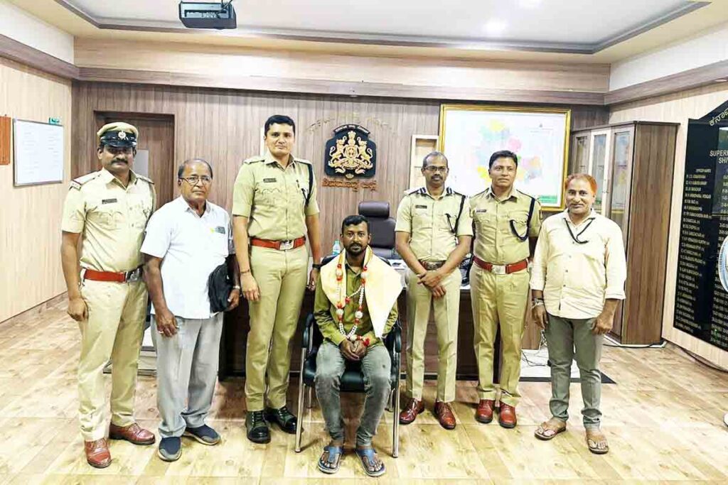 ಈ ವೇಳೆ ಶ್ರೀನಿವಾಸಗೌಡ ಅವರು 22 ಸಾವಿರ ನಗದು, ಎಟಿಎಂ ಕಾರ್ಡ್, ಬ್ಯಾಂಕ್ ಪಾಸ್ ಪುಸ್ತಕ, ಅಡಕೆ ಮಂಡಿಯ ಕೀಯಿದ್ದ ಬ್ಯಾಗ್ ನ್ನು ಆಟೋದಲ್ಲಿಯೇ ಬಿಟ್ಟು ಮರೆತು ಹೋಗಿದ್ದರು. ಬ್ಯಾಗ್ ನ್ನು ಆಟೋ ಚಾಲಕ ಪೊಲೀಸರಿಗೆ ಒಪ್ಪಿಸಿದ್ದು, ಪೊಲೀಸರು ಶ್ರೀನಿವಾಸಗೌಡರವರಿಗೆ ಹಿಂದಿರುಗಿಸಿದ್ದರು.

ಸದರಿ ಚಾಲಕನನ್ನು ಜಿಲ್ಲಾ ರಕ್ಷಣಾಧಿಕಾರಿ ಕಚೇರಿಯಲ್ಲಿ ಅಭಿನಂದಿಸಲಾಗಿದೆ. ಈ ವೇಳೆ ಪೂರ್ವ ವಲಯ ಐಜಿಪಿ ತ್ಯಾಗರಾಜನ್, ಎಸ್ಪಿ ಜಿ.ಕೆ.ಮಿಥುನ್ ಕುಮಾರ್, ಎಎಸ್ಪಿ ಅನಿಲ್ ಕುಮಾರ್ ಭೂಮರೆಡ್ಡಿ, ಇನ್ಸ್’ಪೆಕ್ಟರ್ ಕೆ.ವಿ.ಸತೀಶ್ ಕುಮಾರ್ ಉಪಸ್ಥಿತರಿದ್ದರು.