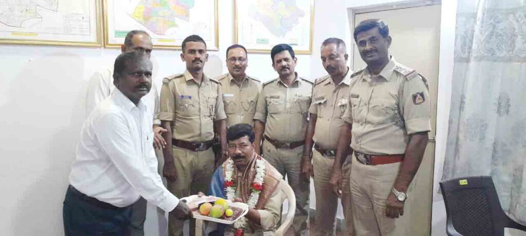 ಮೇ 2 ರಂದು ರಾತ್ರಿ ನಗರದ ಹೊರವಲಯ ಸೋಮಿನಕೊಪ್ಪದ ಕೆ.ಹೆಚ್.ಬಿ. ಪ್ರೆಸ್ ಕಾಲೋನಿಯ ನಿವಾಸಿ ನಿವೃತ್ತ ಇಂಜಿನಿಯರ್ ಈಶ್ವರಪ್ಪ ಎಂಬುವರು, ಬಡಾವಣೆಯ ಸ್ವಾಮಿ ವಿವೇಕಾನಂದ ಮುಖ್ಯ ರಸ್ತೆಯ ಧ್ವಜದ ಕಟ್ಟೆಯ ಬಳಿ ಕುಳಿತುಕೊಂಡವರು ಸುಮಾರು 30 ಸಾವಿರ ರೂ. ಮೌಲ್ಯದ ತಮ್ಮ ಮೊಬೈಲ್ ಫೋನ್ ನನ್ನು ಧ್ವಜದ ಕಟ್ಟೆಯ ಮೇಲಿಟ್ಟು ಮೆರೆತು ಮನೆಗೆ ಹಿಂದಿರುಗಿದ್ದರು.

ಅದೆ ವೇಳೆ ಪ್ರಯಾಣಿಕರೋರ್ವರನ್ನು ಬಿಡಲು ಆಗಮಿಸಿದ್ದ ದುರ್ಗಿಗುಡಿ ಆಟೋ ಸ್ಟ್ಯಾಂಡ್ ಚಾಲಕ ರವಿ ಎಂಬುವರು ಮೊಬೈಲ್ ಫೋನ್ ಗಮನಿಸಿದ್ದಾರೆ. ಮೊಬೈಲ್ ಫೋನ್ ಮಾಲೀಕರ ಬರುವಿಕೆಗಾಗಿ, ಸ್ಥಳದಲ್ಲಿಯೇ ಕೆಲ ಸಮಯ ಕಾದು ನಿಂತಿದ್ದಾರೆ. ಯಾರು ಬಾರದ ಕಾರಣದಿಂದ ಮೊಬೈಲ್ ಫೋನ್ ತೆಗೆದುಕೊಂಡು ವಿನೋಬನಗರ ಪೊಲೀಸ್ ಠಾಣೆಗೆ ನೀಡಿದ್ದರು.