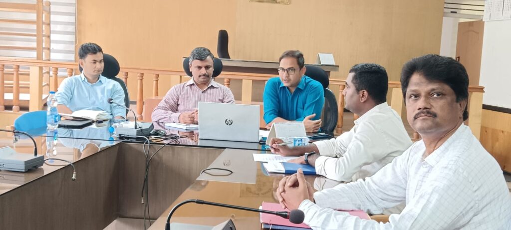 ಪ್ರತಿ ಬೂತ್‍ಗಳಿಗೆ ಒಬ್ಬ ಸಹಾಯಕರನ್ನು ಈಗಲೇ ನೇಮಿಸಬೇಕು. ಹಾಗೂ ಕ್ಲಸ್ಟರ್ ಬೂತ್ ಮತ್ತು ರಿಮೋಟ್ ಮತಗಟ್ಟಗಳಿಗೆ ಭೇಟಿ ನೀಡಿ ಎಲ್ಲ ರೀತಿಯ ಅಗತ್ಯ ವ್ಯವಸ್ಥೆ ಮಾಡಬೇಕು. ಕನಿಷ್ಟ ಸೌಲಭ್ಯಗಳನ್ನು ಖಾತ್ರಿಪಡಿಸಲು ಈಗಿನಿಂದಲೇ ಸಿದ್ದತೆ ಮಾಡಿಕೊಳ್ಳಬೇಕು.

ಮತದಾನ ದಿನದಂದು ತಮ್ಮ ತಮ್ಮ ಗ್ರಾ.ಪಂ ವ್ಯಾಪ್ತಿಯಲ್ಲಿ ಅಗತ್ಯವಾದ ಎಲ್ಲ ರೀತಿಯ ಮೂಲಭೂತ ಸೌಲಭ್ಯಗಳನ್ನು ಒದಗಿಸಲು ಕ್ರಮ ವಹಿಸಬೇಕೆಂದು ಸೂಚನೆ ನೀಡಿದ ಅವರು ಇಓಗಳು ತಹಶೀಲ್ದಾರರೊಂದಿಗೆ ಸಮನ್ವಯ ಸಾಧಿಸಿ ಮತದಾನ ದಿನದ ಅಗತ್ಯ ತಯಾರಿ ಮಾಡಿಕೊಳ್ಳುವಂತೆ ತಿಳಿಸಿದರು.