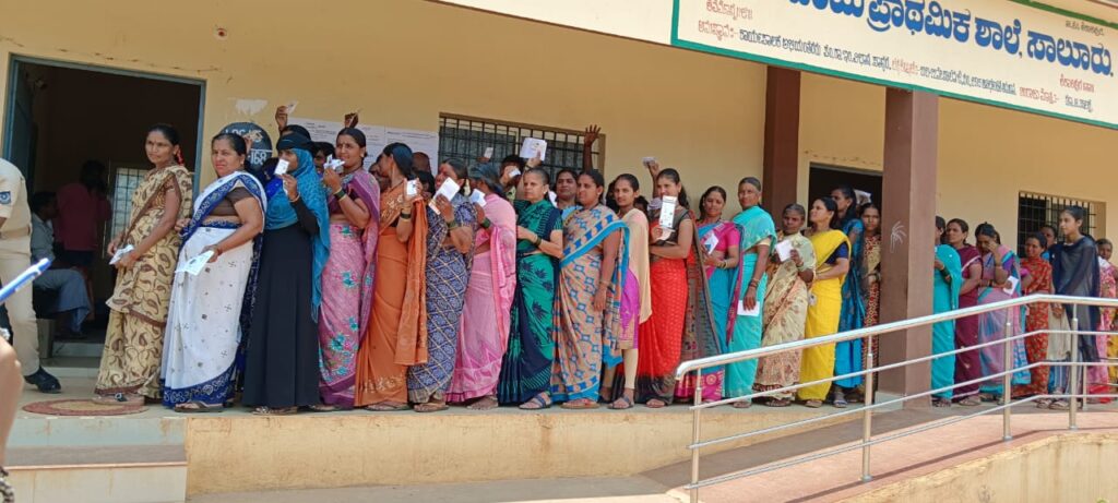 ಕೆಲವೆಡೆ ಸಂಜೆ ವೇಳೆ ಬಿದ್ದ ಮಳೆಯು, ಮತದಾನಕ್ಕೆ ತೀವ್ರ ಅಡೆತಡೆ ಉಂಟು ಮಾಡಿತು. ಉಳಿದಂತೆ ಮತದಾನ ಪೂರ್ಣಕ್ಕೆ ನಿಗದಿತ ಸಮಯವಾದ 6 ಗಂಟೆಯೊಳಗೆ ಮತಗಟ್ಟೆಯೊಳಗೆ ಆಗಮಿಸಿದವರಿಗೆ ಮಾತ್ರ ಮತದಾನಕ್ಕೆ ಅವಕಾಶ ಕಲ್ಪಿಸುತ್ತಿದ್ದುದು ಹಲವೆಡೆ ಕಂಡುಬಂದಿತು.
ಬೆಳಿಗ್ಗೆ 7 ಗಂಟೆಗೆ ಮತದಾನ ಪ್ರಕ್ರಿಯೆ ಆರಂಭಗೊಂಡಿತು. ನಗರ-ಪಟ್ಟಣ ಪ್ರದೇಶಗಳಲ್ಲಿ ಬೆಳಿಗ್ಗೆ ವೇಳೆ ಮತದಾನಕ್ಕೆ ಉತ್ತಮ ಪ್ರತಿಕ್ರಿಯೆ ಕಂಡುಬಂದರೆ, ಗ್ರಾಮೀಣ ಭಾಗದಲ್ಲಿ ಮಧ್ಯಾಹ್ನದ ಸಮಯದಲ್ಲಿ ವ್ಯಾಪಕ ಪ್ರತಿಕ್ರಿಯೆ ಕಂಡುಬಂದಿತು.