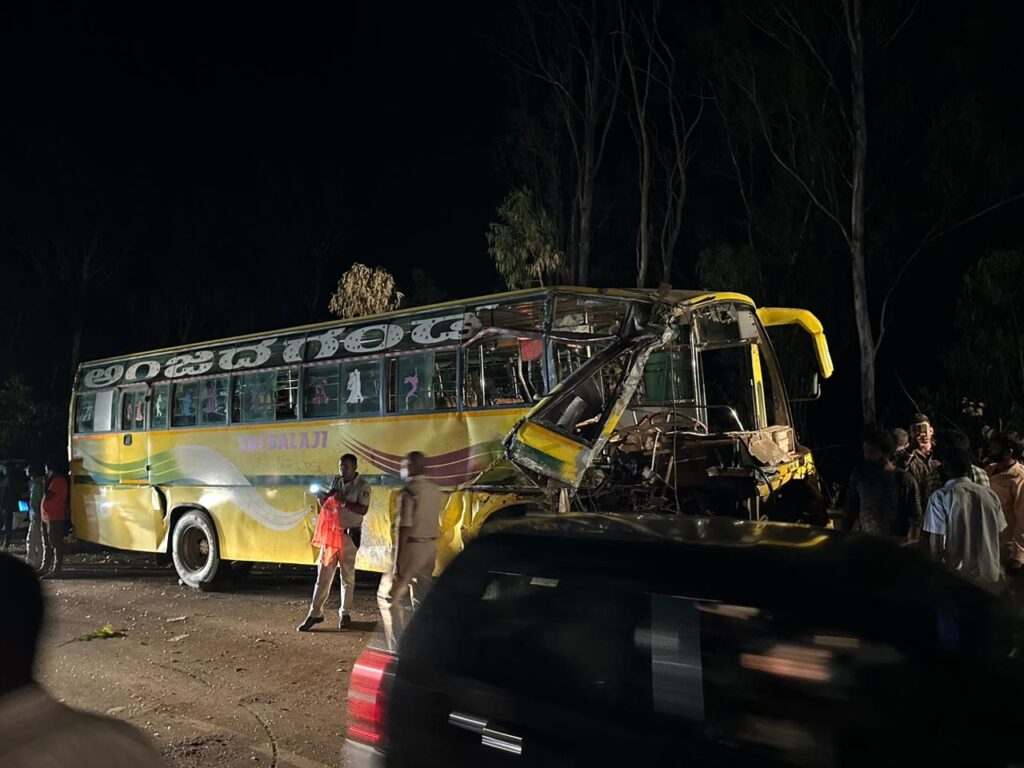 ಖಾಸಗಿ ಬಸ್ ಗಳ ನಡುವೆ ಮುಖಾಮುಖಿ ಡಿಕ್ಕಿ
