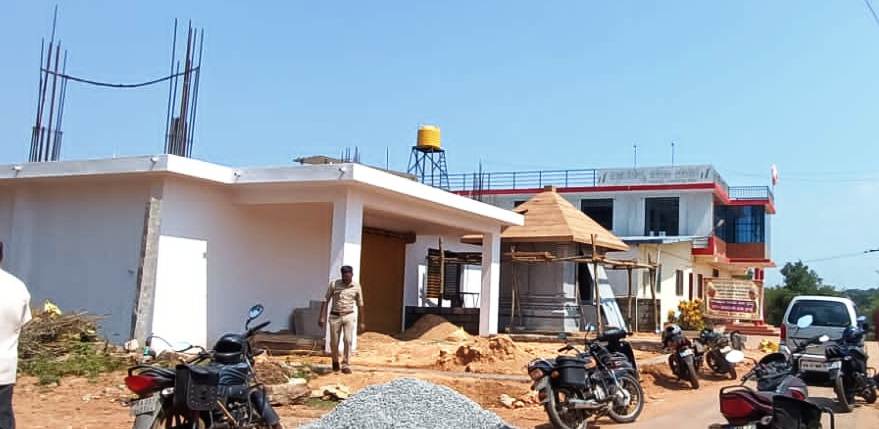 ತೀರ್ಥಹಳ್ಳಿ, ಮೇ 18: ತೀರ್ಥಹಳ್ಳಿಯಲ್ಲಿ ನಡೆದ ಕೂಲಿ ಕಾರ್ಮಿಕರಿಬ್ಬರ ಡಬ್ಬಲ್ ಮರ್ಡರ್ ಪ್ರಕರಣದ ಆರೋಪಿಯನ್ನು ಪೊಲೀಸರು ಬಂಧಿಸಿದ್ದಾರೆ. ಊಟದ ವಿಚಾರಕ್ಕೆ ಸಂಬಂಧಿಸಿದಂತೆ ಕಾರ್ಮಿಕರಲ್ಲಿ ಉಂಟಾದ ಗಲಾಟೆಯೇ, ಹತ್ಯೆಗೆ ಕಾರಣವಾಗಿರುವ ಅಂಶ ಬೆಳಕಿಗೆ ಬಂದಿದೆ!
ರಾಜಣ್ಣ (58) ಕೊಲೆ ಮಾಡಿದ ಆರೋಪಿಯಾಗಿದ್ದಾನೆ. ಬೀರೇಶ್ (35) ಹಾಗೂ ಮಂಜುನಾಥ್ (46) ಕೊಲೆಗೀಡಾದ ಕೂಲಿ ಕಾರ್ಮಿಕರಾಗಿದ್ದಾರೆ. ಇವರೆಲ್ಲರು ದಾವಣಗೆರೆಯವರಾಗಿದ್ದಾರೆ. ಟೈಲ್ಸ್ ಕೆಲಸ ಮಾಡುವುದಕ್ಕಾಗಿ ತೀರ್ಥಹಳ್ಳಿಗೆ ಆಗಮಿಸಿದ್ದರು.