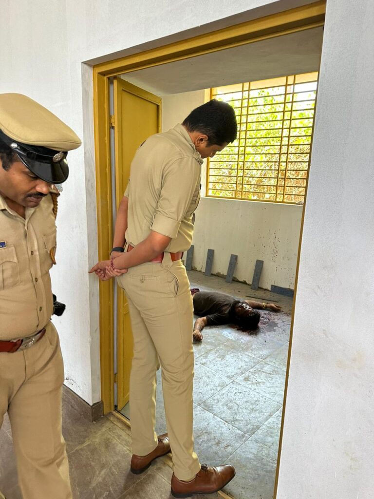 ತೀರ್ಥಹಳ್ಳಿ, ಮೇ 18: ತೀರ್ಥಹಳ್ಳಿಯಲ್ಲಿ ನಡೆದ ಕೂಲಿ ಕಾರ್ಮಿಕರಿಬ್ಬರ ಡಬ್ಬಲ್ ಮರ್ಡರ್ ಪ್ರಕರಣದ ಆರೋಪಿಯನ್ನು ಪೊಲೀಸರು ಬಂಧಿಸಿದ್ದಾರೆ. ಊಟದ ವಿಚಾರಕ್ಕೆ ಸಂಬಂಧಿಸಿದಂತೆ ಕಾರ್ಮಿಕರಲ್ಲಿ ಉಂಟಾದ ಗಲಾಟೆಯೇ, ಹತ್ಯೆಗೆ ಕಾರಣವಾಗಿರುವ ಅಂಶ ಬೆಳಕಿಗೆ ಬಂದಿದೆ!
ರಾಜಣ್ಣ (58) ಕೊಲೆ ಮಾಡಿದ ಆರೋಪಿಯಾಗಿದ್ದಾನೆ. ಬೀರೇಶ್ (35) ಹಾಗೂ ಮಂಜುನಾಥ್ (46) ಕೊಲೆಗೀಡಾದ ಕೂಲಿ ಕಾರ್ಮಿಕರಾಗಿದ್ದಾರೆ. ಇವರೆಲ್ಲರು ದಾವಣಗೆರೆಯವರಾಗಿದ್ದಾರೆ. ಟೈಲ್ಸ್ ಕೆಲಸ ಮಾಡುವುದಕ್ಕಾಗಿ ತೀರ್ಥಹಳ್ಳಿಗೆ ಆಗಮಿಸಿದ್ದರು.