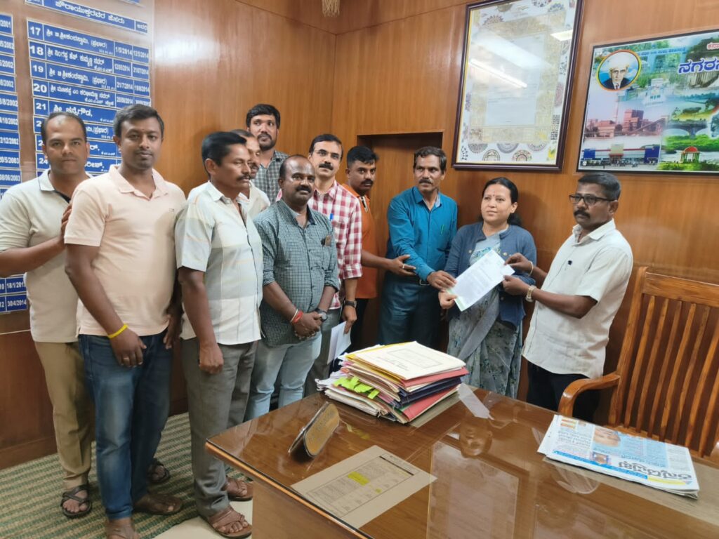ಭದ್ರಾವತಿ, ಮೇ 30: ಭದ್ರಾವತಿ ನಗರದಲ್ಲಿ ಸುಸಜ್ಜಿತ ಸಾರ್ವಜನಿಕ ಈಜುಕೊಳ ಸ್ಥಾಪನೆಗೆ ಕ್ರಮಕೈಗೊಳ್ಳಬೇಕೆಂದು ಆಗ್ರಹಿಸಿ, ‘ಇರುವೆ ಟ್ರಸ್ಟ್’ ವತಿಯಿಂದ ಮಂಗಳವಾರ ತಹಶೀಲ್ದಾರ್ ಹಾಗೂ ನಗರಸಭೆ ಆಡಳಿತಕ್ಕೆ ಮನವಿ ಪತ್ರ ಅರ್ಪಿಸಲಾಗಿದೆ.
ಭದ್ರಾವತಿ ತಾಲೂಕಿನಲ್ಲಿ ಭದ್ರಾ ನದಿ, ಭದ್ರಾ ಆಣೆಕಟ್ಟು, ಭದ್ರಾ ನಾಲೆಗಳು ಸೇರಿದಂತೆ ಸಾಕಷ್ಟು ಕೆರೆಕಟ್ಟೆಗಳಿವೆ. ತಾಲೂಕಿನ ಸಾಕಷ್ಟು ಕಾಲೇಜು ವಿದ್ಯಾರ್ಥಿಗಳು ಸೇರಿದಂತೆ ಯುವ ಸಮುದಾಯಕ್ಕೆ, ಈಜು ಜನಪ್ರಿಯ ಚಟುವಟಿಕೆಯಾಗಿದೆ. ಜೊತೆಗೆ ಆರೋಗ್ಯದ ದೃಷ್ಟಿಯಿಂದಲೂ ಎಲ್ಲ ವರ್ಗದವರು ಈಜಿನತ್ತ ಆಕರ್ಷಿಸುತ್ತಿದ್ದಾರೆ. 
