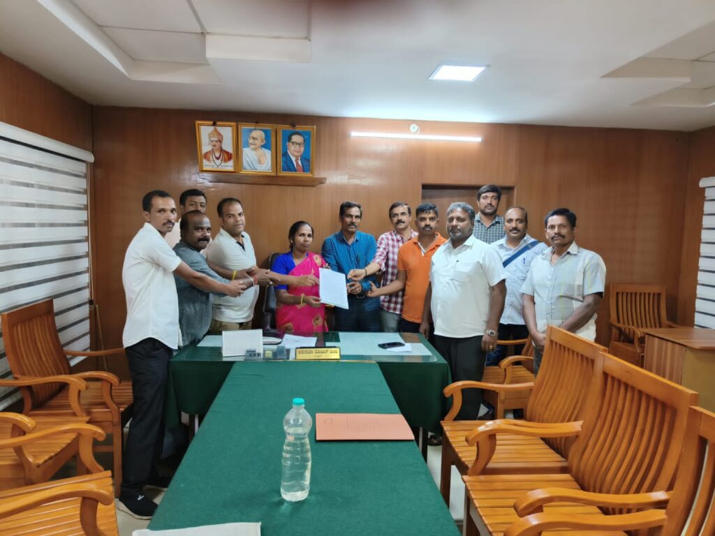ಭದ್ರಾವತಿ, ಮೇ 30: ಭದ್ರಾವತಿ ನಗರದಲ್ಲಿ ಸುಸಜ್ಜಿತ ಸಾರ್ವಜನಿಕ ಈಜುಕೊಳ ಸ್ಥಾಪನೆಗೆ ಕ್ರಮಕೈಗೊಳ್ಳಬೇಕೆಂದು ಆಗ್ರಹಿಸಿ, ‘ಇರುವೆ ಟ್ರಸ್ಟ್’ ವತಿಯಿಂದ ಮಂಗಳವಾರ ತಹಶೀಲ್ದಾರ್ ಹಾಗೂ ನಗರಸಭೆ ಆಡಳಿತಕ್ಕೆ ಮನವಿ ಪತ್ರ ಅರ್ಪಿಸಲಾಗಿದೆ.
ಭದ್ರಾವತಿ ತಾಲೂಕಿನಲ್ಲಿ ಭದ್ರಾ ನದಿ, ಭದ್ರಾ ಆಣೆಕಟ್ಟು, ಭದ್ರಾ ನಾಲೆಗಳು ಸೇರಿದಂತೆ ಸಾಕಷ್ಟು ಕೆರೆಕಟ್ಟೆಗಳಿವೆ. ತಾಲೂಕಿನ ಸಾಕಷ್ಟು ಕಾಲೇಜು ವಿದ್ಯಾರ್ಥಿಗಳು ಸೇರಿದಂತೆ ಯುವ ಸಮುದಾಯಕ್ಕೆ, ಈಜು ಜನಪ್ರಿಯ ಚಟುವಟಿಕೆಯಾಗಿದೆ. ಜೊತೆಗೆ ಆರೋಗ್ಯದ ದೃಷ್ಟಿಯಿಂದಲೂ ಎಲ್ಲ ವರ್ಗದವರು ಈಜಿನತ್ತ ಆಕರ್ಷಿಸುತ್ತಿದ್ದಾರೆ. 
