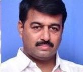 ಶಿಕಾರಿಪುರ, ಮೇ 13: ನಿರೀಕ್ಷಿಸಿದಂತೆ ಶಿಕಾರಿಪುರ ವಿಧಾನಸಭಾ ಕ್ಷೇತ್ರದಲ್ಲಿ ಬಿಜೆಪಿ ಅಭ್ಯರ್ಥಿ ಬಿ.ವೈ.ವಿಜಯೇಂದ್ರ ಅವರು ಪ್ರಯಾಸದ ಜಯ ಸಂಪಾದಿಸಿದ್ದಾರೆ. ಅವರ ಸಮೀಪದ ಪ್ರತಿಸ್ಪರ್ಧಿ ಪಕ್ಷೇತರ ಅಭ್ಯರ್ಥಿ ನಾಗರಾಜಗೌಡ ಅವರು ಭಾರೀ ಹೋರಾಟ ನೀಡಿದ್ದು, ಎರಡನೇ ಸ್ಥಾನಕ್ಕೆ ತೃಪ್ತಿಪಟ್ಟಿಕೊಂಡಿದ್ದಾರೆ. ಆದರೆ ಕಾಂಗ್ರೆಸ್ ಪಕ್ಷದ ಅಭ್ಯರ್ಥಿ ಗೋಣಿ ಮಾಲತೇಶ್ ಅವರು ಠೇವಣಿ ಕಳೆದುಕೊಂಡು ಹೀನಾಯ ಸೋಲನುಭವಿಸಿದ್ದಾರೆ!