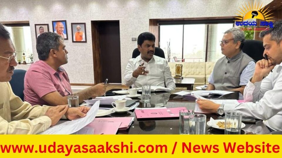 ಹುಬ್ಬಳ್ಳಿ/ಶಿವಮೊಗ್ಗ, ಮೇ 23: ‘ಕೇಂದ್ರ – ರಾಜ್ಯ ಸರ್ಕಾರಗಳ ಸಹಭಾಗಿತ್ವದಲ್ಲಿ ಅನುಷ್ಠಾನಗೊಳಿಸಲಾಗುತ್ತಿರುವ, ಶಿವಮೊಗ್ಗ – ಶಿಕಾರಿಪುರ – ರಾಣೆಬೆನ್ನೂರು ರೈಲ್ವೆ ಮಾರ್ಗದ ಮೊದಲ ಹಂತದ ಕಾಮಗಾರಿ, ಮುಂದಿನ ವಾರದಿಂದ ಆರಂಭಗೊಳ್ಳಲಿದೆ’ ಎಂದು ಲೋಕಸಭಾ ಸದಸ್ಯ ಬಿ.ವೈ.ರಾಘವೇಂದ್ರ ತಿಳಿಸಿದ್ದಾರೆ. ಶಿವಮೊಗ್ಗ ಜಿಲ್ಲೆಯ ರೈಲ್ವೆ ಯೋಜನೆಗಳಿಗೆ ಸಂಬಂಧಿಸಿದಂತೆ, ಹುಬ್ಬಳ್ಳಿಯಲ್ಲಿ ಮೇ 22 ರಂದು ನೈರುತ್ಯ ರೈಲ್ವೆ ವಲಯದ ಹಿರಿಯ ಅಧಿಕಾರಿಗಳ ಜೊತೆ ಸಂಸದರು ಸಭೆ ನಡೆಸಿದ್ದಾರೆ. ಸಭೆಯಲ್ಲಿ ಚರ್ಚಿಸಲಾದ ವಿಷಯದ ಕುರಿತಂತೆ ಅವರು ಮಂಗಳವಾರ ಪತ್ರಿಕಾ ಹೇಳಿಕೆ ಬಿಡುಗಡೆ ಮಾಡಿದ್ದಾರೆ. 2025 ಕ್ಕೆ ಪೂರ್ಣ: ಶಿವಮೊಗ್ಗ-ಶಿಕಾರಿಪುರ-ರಾಣೆಬೆನ್ನೂರು ರೈಲ್ವೆ ಯೋಜನೆಯನ್ನು 1200 ಕೋಟಿ ರೂ. ವೆಚ್ಚದಲ್ಲಿ ಅನುಷ್ಠಾನಗೊಳಿಸಲಾಗುತ್ತಿದೆ. ಮೊದಲ ಹಂತದಲ್ಲಿ ಶಿವಮೊಗ್ಗ – ಶಿಕಾರಿಪುರ ನಡುವಿನ 46 ಕಿ.ಮೀ. ಯೋಜನೆ ಅನುಷ್ಠಾನಗೊಳಿಸಲಾಗುತ್ತಿದೆ. ಭೂ ಸ್ವಾದೀನ ಪ್ರಕ್ರಿಯೆ, ಟೆಂಡರ್ ಪ್ರಕ್ರಿಯೆ ಪೂರ್ಣಗೊಂಡಿದೆ.
