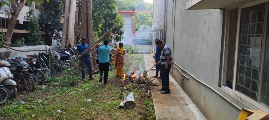 ಠಾಣೆಗಳ ಆವರಣದಲ್ಲಿ ಸ್ವಚ್ಛತಾ ಅಭಿಯಾನ ನಡೆಸಿದ ಪೊಲೀಸರು