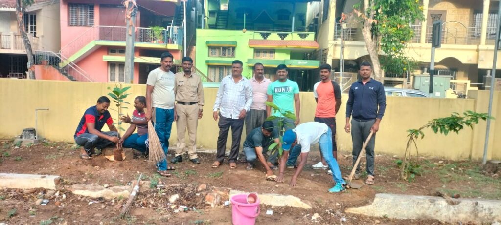 ಠಾಣೆಗಳ ಆವರಣದಲ್ಲಿ ಸ್ವಚ್ಛತಾ ಅಭಿಯಾನ ನಡೆಸಿದ ಪೊಲೀಸರು