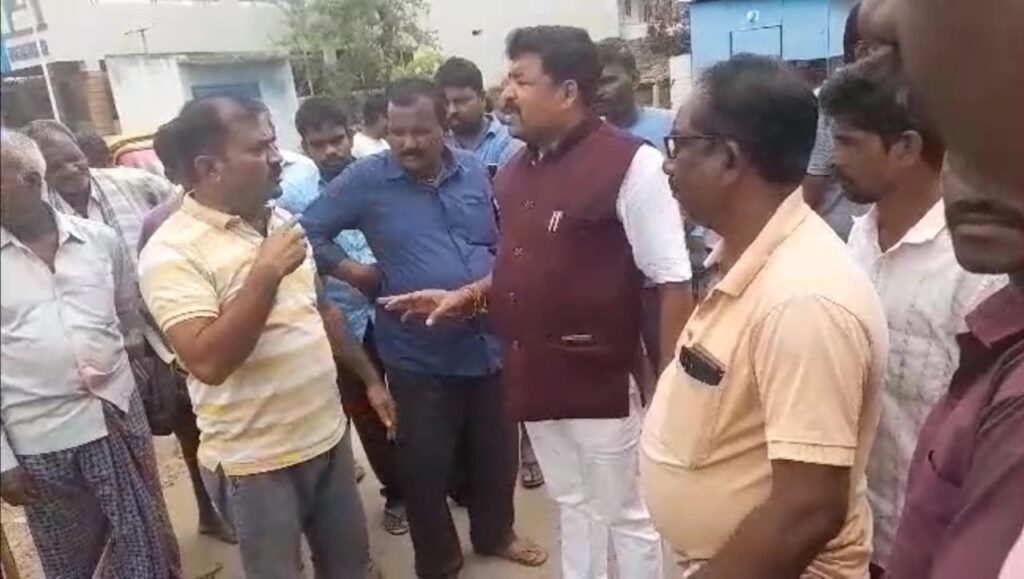 *** ಮೇಯರ್ ಶಿವಕುಮಾರ್ ಅವರು ಪುರಲೆ ಬಡಾವಣೆಯಲ್ಲಿ ಸ್ವಪಕ್ಷೀಯ ಬಿಜೆಪಿ ಮುಖಂಡರು, ಕಾರ್ಯಕರ್ತರಿಂದಲೇ ತರಾಟೆಗೊಳಾಗಿದ್ದಾರೆ! ಆಕ್ರೋಶಭರಿತ ಪಕ್ಷದ ಕಾರ್ಯಕರ್ತರನ್ನು ಸಮಾಧಾನ ಪಡಿಸಲು ಮೇಯರ್ ಹರಸಾಹಸ ನಡೆಸುವಂತಾಗಿತ್ತು. ತಕ್ಷಣವೇ ಅವ್ಯವಸ್ಥೆ ಸರಿಪಡಿಸುವಂತೆ ಮುಖಂಡರು ಮೇಯರ್ ಗೆ ತಾಕೀತು ಮಾಡಿದ್ದಾರೆ.
