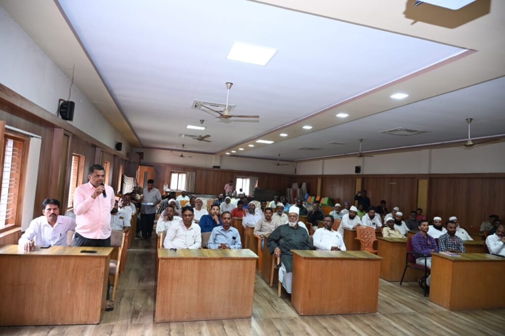ಬಕ್ರೀದ್ ಹಬ್ಬದ ಹಿನ್ನೆಲೆಯಲ್ಲಿ ಶಿವಮೊಗ್ಗ ನಗರದ ಡಿಎಆರ್ ಸಭಾಂಗಣದಲ್ಲಿ ಶುಕ್ರವಾರ ಸಂಜೆ ಶಾಂತಿ ಸಮಿತಿ ಸಭೆ ಆಯೋಜಿಸಲಾಗಿತ್ತು.
ಜಿಲ್ಲಾ ರಕ್ಷಣಾಧಿಕಾರಿ ಜಿ.ಕೆ.ಮಿಥುನ್ ಕುಮಾರ್ ಅವರು ಮಾತನಾಡಿ, ‘ಸಮಾಜದಲ್ಲಿ ಶಾಂತಿ ಕಾಪಾಡುವ ಜವಾಬ್ದಾರಿ ಪ್ರತಿಯೋರ್ವ ನಾಗರೀಕರದ್ದಾಗಿದೆ. ಎಲ್ಲ ಧರ್ಮದ ಹಬ್ಬ ಮತ್ತು ಆಚರಣೆಗಳಿಗೆ ಅದರದೇ ಆದ ಪ್ರಾಮುಖ್ಯತೆಯಿದೆ. ಅರ್ಥಪೂರ್ಣವಾಗಿ, ಶಾಂತಿಯುತವಾಗಿ ಮತ್ತು ಸಮನ್ವಯತೆಯಿಂದ ಹಬ್ಬ ಆಚರಣೆ ಮಾಡಬೇಕು’ ಎಂದು ತಿಳಿಸಿದ್ದಾರೆ.