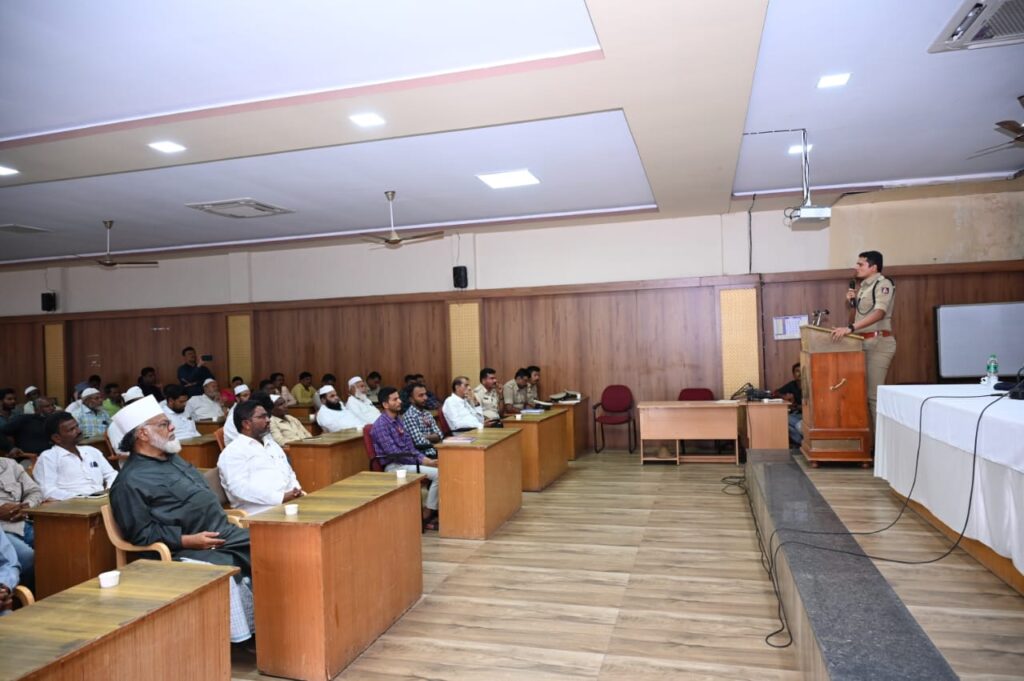 ಬಕ್ರೀದ್ ಹಬ್ಬದ ಹಿನ್ನೆಲೆಯಲ್ಲಿ ಶಿವಮೊಗ್ಗ ನಗರದ ಡಿಎಆರ್ ಸಭಾಂಗಣದಲ್ಲಿ ಶುಕ್ರವಾರ ಸಂಜೆ ಶಾಂತಿ ಸಮಿತಿ ಸಭೆ ಆಯೋಜಿಸಲಾಗಿತ್ತು.
ಜಿಲ್ಲಾ ರಕ್ಷಣಾಧಿಕಾರಿ ಜಿ.ಕೆ.ಮಿಥುನ್ ಕುಮಾರ್ ಅವರು ಮಾತನಾಡಿ, ‘ಸಮಾಜದಲ್ಲಿ ಶಾಂತಿ ಕಾಪಾಡುವ ಜವಾಬ್ದಾರಿ ಪ್ರತಿಯೋರ್ವ ನಾಗರೀಕರದ್ದಾಗಿದೆ. ಎಲ್ಲ ಧರ್ಮದ ಹಬ್ಬ ಮತ್ತು ಆಚರಣೆಗಳಿಗೆ ಅದರದೇ ಆದ ಪ್ರಾಮುಖ್ಯತೆಯಿದೆ. ಅರ್ಥಪೂರ್ಣವಾಗಿ, ಶಾಂತಿಯುತವಾಗಿ ಮತ್ತು ಸಮನ್ವಯತೆಯಿಂದ ಹಬ್ಬ ಆಚರಣೆ ಮಾಡಬೇಕು’ ಎಂದು ತಿಳಿಸಿದ್ದಾರೆ.