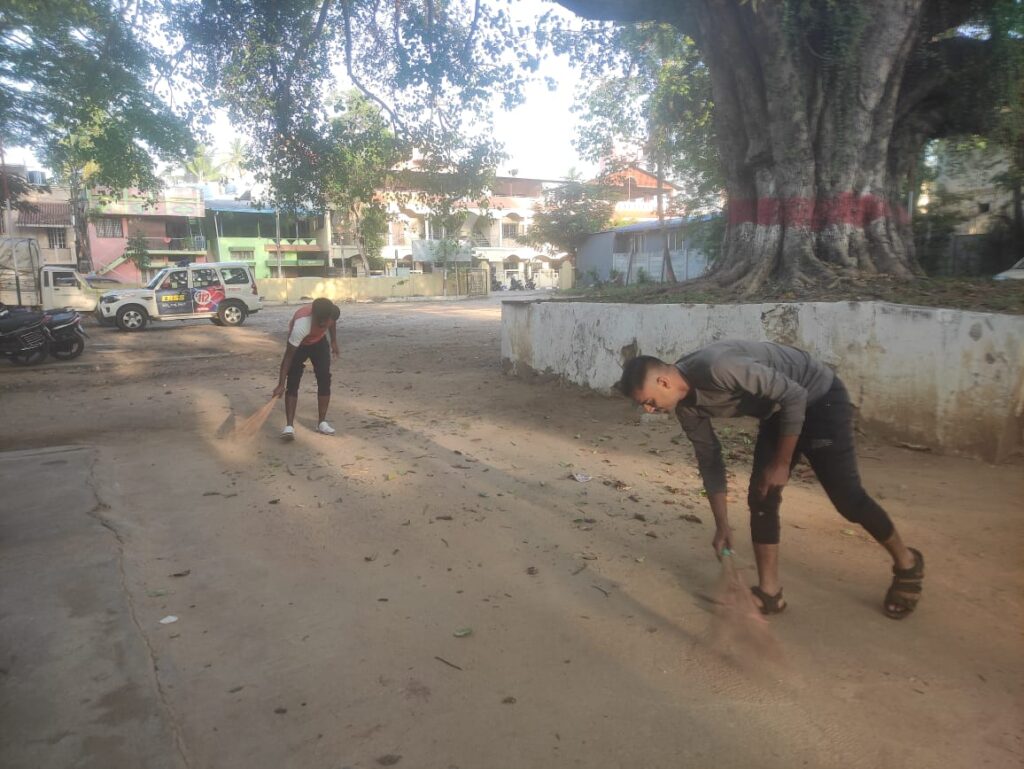 ಠಾಣೆಗಳ ಆವರಣದಲ್ಲಿ ಸ್ವಚ್ಛತಾ ಅಭಿಯಾನ ನಡೆಸಿದ ಪೊಲೀಸರು