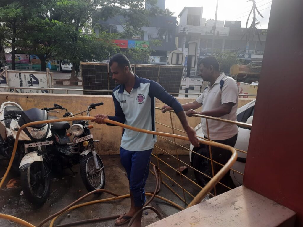 ಠಾಣೆಗಳ ಆವರಣದಲ್ಲಿ ಸ್ವಚ್ಛತಾ ಅಭಿಯಾನ ನಡೆಸಿದ ಪೊಲೀಸರು