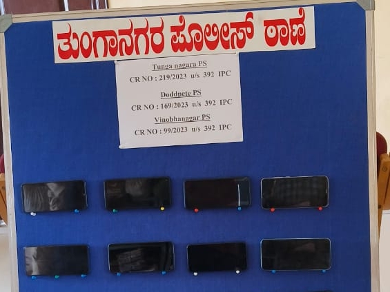 ಶಿವಮೊಗ್ಗ, ಜೂ. 2: ಶಿವಮೊಗ್ಗ ನಗರದ ವಿವಿಧೆಡೆ ಸುಲಿಗೆ ಪ್ರಕರಣದಲ್ಲಿ ಭಾಗಿಯಾಗಿದ್ದ ಆರೋಪದ ಮೇರೆಗೆ, ತುಂಗಾ ನಗರ ಠಾಣೆ ಪೊಲೀಸರು ಮೂವರು ಅಪ್ರಾಪ್ತ ವಯಸ್ಸಿನ ಆರೋಪಿಗಳನ್ನು ಬಂಧಿಸಿದ್ದಾರೆ.
