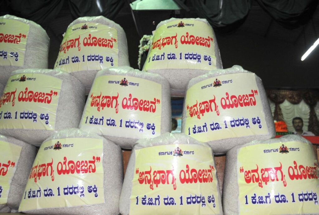 10 ಕೆ.ಜಿ. ಉಚಿತ ಅಕ್ಕಿ ವಿತರಣೆ ಮಾಡಲಾಗುವ ಅನ್ನ ಭಾಗ್ಯ ಯೋಜನೆ ಜುಲೈ 1 ರಿಂದ ಜಾರಿಗೊಳ್ಳಲಿದೆ. ಬಿಪಿಎಲ್ ಹಾಗೂ ಅಂತ್ಯೋದಯ ಪಡಿತರ ಚೀಟಿ ಹೊಂದಿರುವ ಕುಟುಂಬದ ಪ್ರತಿ ಸದಸ್ಯರಿಗೆ ಮಾಸಿಕ 10 ಕೆ.ಜಿ. ಅಕ್ಕಿ ವಿತರಣೆ ಮಾಡಲಾಗುತ್ತದೆ. 