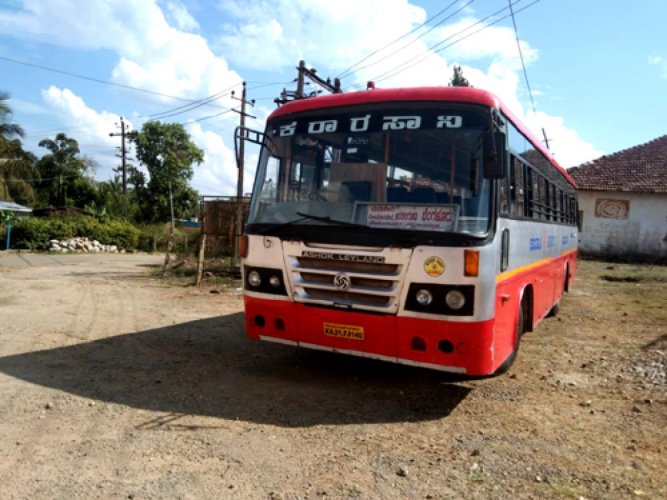 ಸರ್ಕಾರಿ ಬಸ್ ಗಳಲ್ಲಿ ಉಚಿತ ಬಸ್ ಪ್ರಯಾಣದ ಶಕ್ತಿ ಗ್ಯಾರಂಟಿಯು, ಜೂನ್ 11 ರಿಂದ ಜಾರಿಯಾಗಲಿದೆ. ಎಸಿ ಹಾಗೂ ಸ್ಲೀಪರ್ ಬಸ್ ಗಳನ್ನು ಹೊರತುಪಡಿಸಿ, ಉಳಿದ ಸರ್ಕಾರಿ ಬಸ್ ಗಳಲ್ಲಿ ಎಲ್ಲ ವರ್ಗದ ಮಹಿಳೆಯರು (ವಿದ್ಯಾರ್ಥಿನಿಯರು ಸೇರಿದಂತೆ) ರಾಜ್ಯದೊಳಗೆ ಉಚಿತ ಪ್ರಯಾಣ ಮಾಡಬಹುದು. ಆದರೆ ಹೊರ ರಾಜ್ಯಗಳಿಗೆ ಉಚಿತ ಪ್ರಯಾಣ ಅನ್ವಯವಾಗುವುದಿಲ್ಲ. 