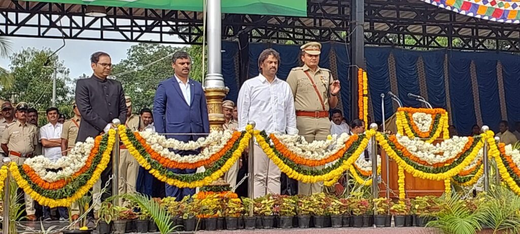 ಶಿವಮೊಗ್ಗ ನಗರದ ಡಿಎಆರ್ ಮೈದಾನದಲ್ಲಿ ಜಿಲ್ಲಾಡಳಿತದ ವತಿಯಿಂದ ಆಯೋಜಿಸಲಾಗಿದ್ದ 77 ನೇ ಸ್ವಾತಂತ್ರ್ಯ ದಿನಾಚರಣೆ ಸಮಾರಂಭ