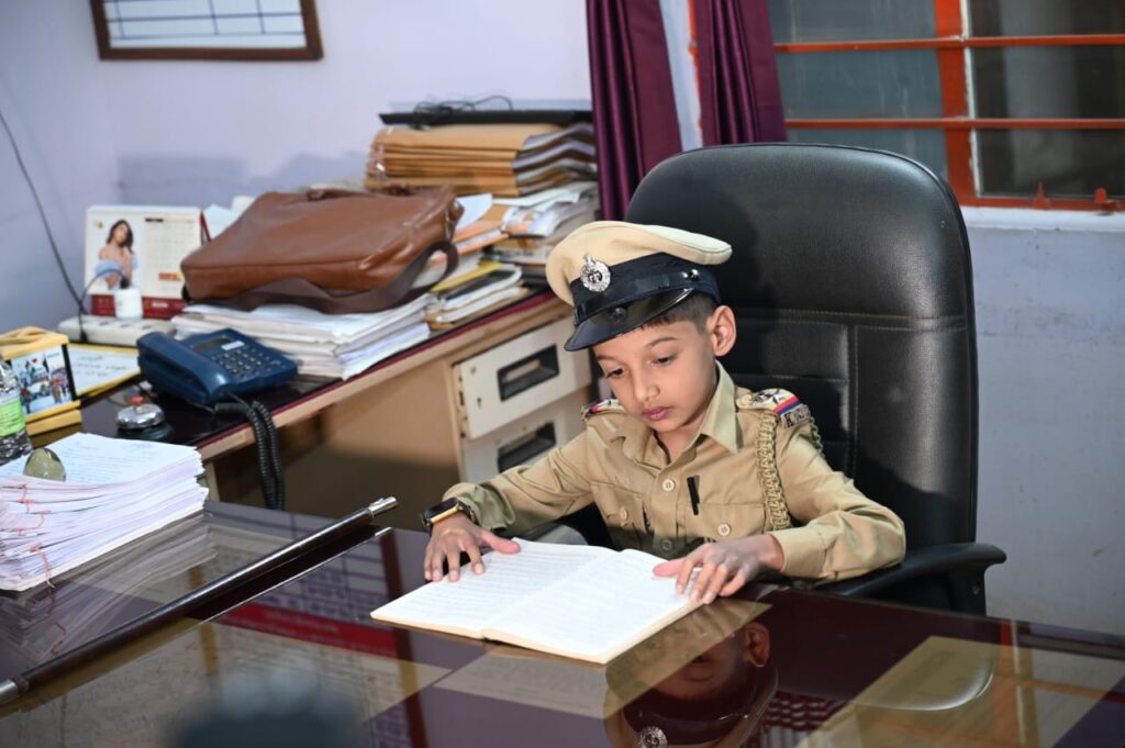 ಇನ್ಸ್‌ಪೆಕ್ಟರ್ ಆದ 8 ವರ್ಷದ ಬಾಲಕ : ಪುಟಾಣಿಯ ಆಸೆ ಈಡೇರಿಸಿದ ಶಿವಮೊಗ್ಗ ಪೊಲೀಸ್ ಇಲಾಖೆ!