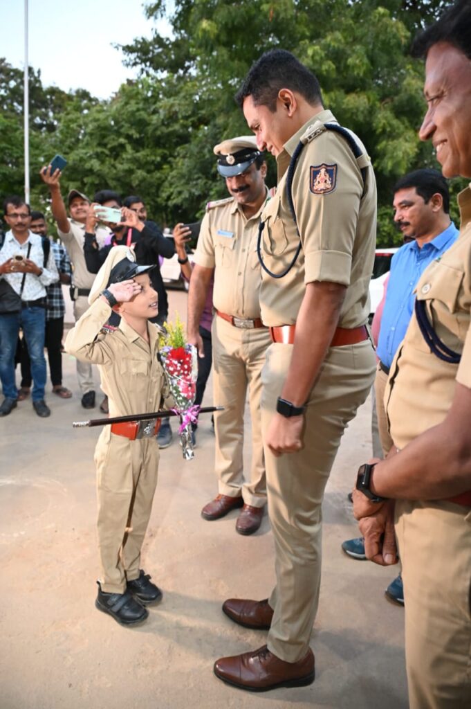 ಇನ್ಸ್‌ಪೆಕ್ಟರ್ ಆದ 8 ವರ್ಷದ ಬಾಲಕ : ಪುಟಾಣಿಯ ಆಸೆ ಈಡೇರಿಸಿದ ಶಿವಮೊಗ್ಗ ಪೊಲೀಸ್ ಇಲಾಖೆ!