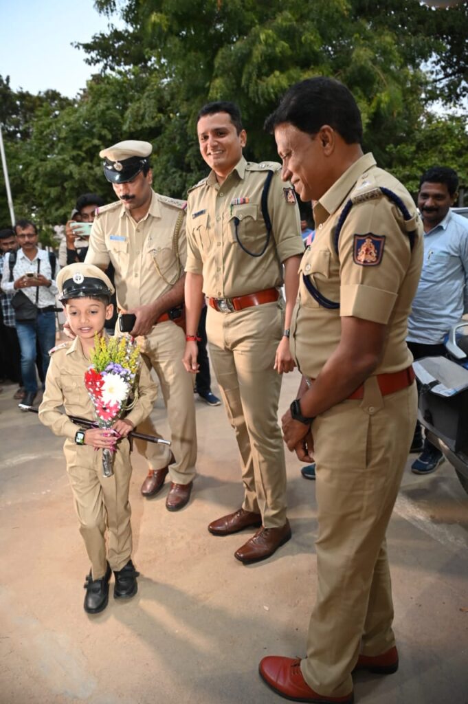 ಇನ್ಸ್‌ಪೆಕ್ಟರ್ ಆದ 8 ವರ್ಷದ ಬಾಲಕ : ಪುಟಾಣಿಯ ಆಸೆ ಈಡೇರಿಸಿದ ಶಿವಮೊಗ್ಗ ಪೊಲೀಸ್ ಇಲಾಖೆ!