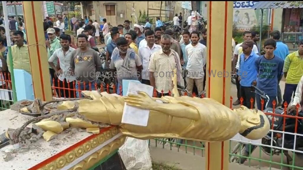 ಮಹಾತ್ಮ ಗಾಂಧೀಜಿ ಪ್ರತಿಮೆ ಧ್ವಂಸಗೊಳಿಸಿದ ದುಷ್ಕರ್ಮಿಗಳು!