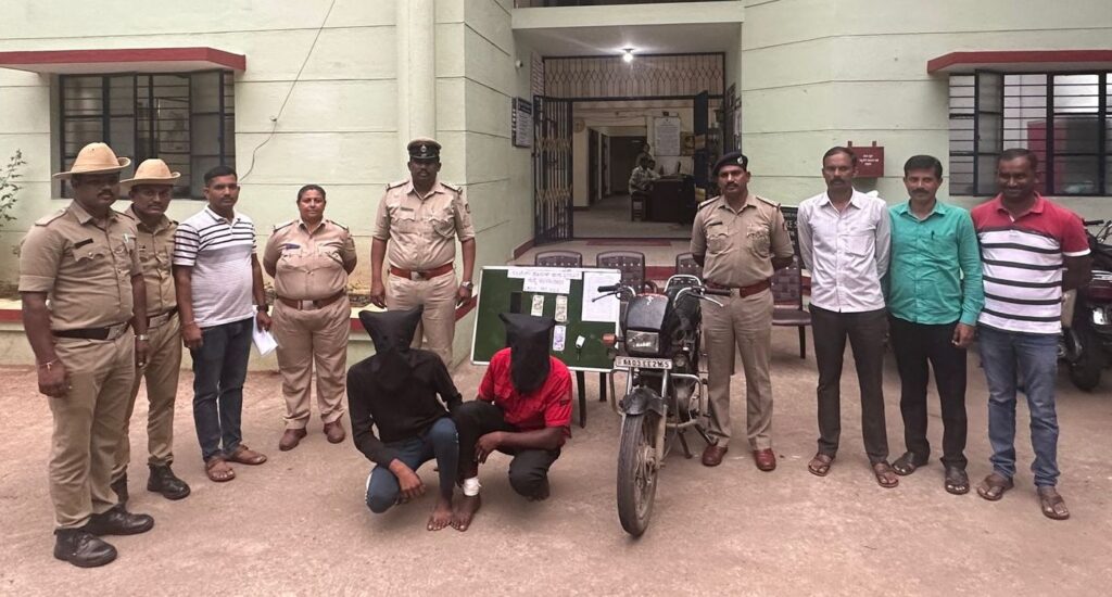 ಡ್ರಾಪ್ ಕೊಡುವ ನೆಪದಲ್ಲಿ ಸುಲಿಗೆ : ಇಬ್ಬರು ಯುವಕರ ಬಂಧನ
ಗಾಂಜಾ ಮಾರಾಟ : ಐವರು ಯುವಕರ ಸೆರೆ
ಮುಂದುವರಿದ ಕಾರ್ಯಾಚರಣೆ : 99 ಪ್ರಕರಣ ದಾಖಲು