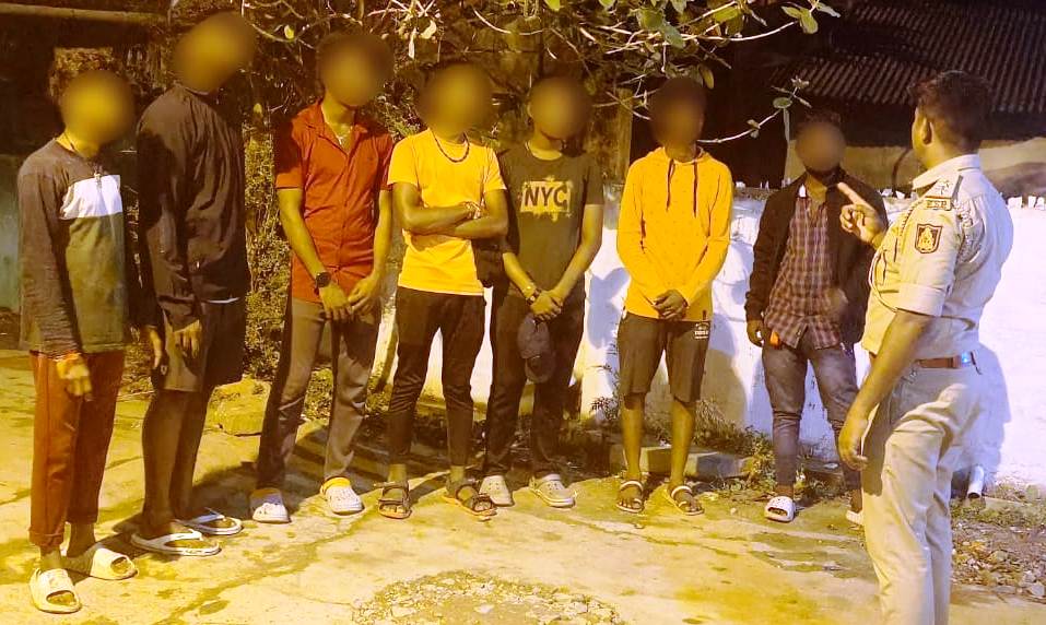 ಡ್ರಾಪ್ ಕೊಡುವ ನೆಪದಲ್ಲಿ ಸುಲಿಗೆ : ಇಬ್ಬರು ಯುವಕರ ಬಂಧನ
ಗಾಂಜಾ ಮಾರಾಟ : ಐವರು ಯುವಕರ ಸೆರೆ
ಮುಂದುವರಿದ ಕಾರ್ಯಾಚರಣೆ : 99 ಪ್ರಕರಣ ದಾಖಲು
