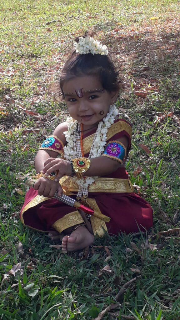 ಸಡಗರ-ಸಂಭ್ರಮದ ಶ್ರೀಕೃಷ್ಣ ಜನ್ಮಾಷ್ಠಮಿ ಆಚರಣೆ

ಶ್ರೀಕೃಷ್ಣ ಜನಿಸಿದ ದಿನವನ್ನು ಕೃಷ್ಣ ಜನ್ಮಾಷ್ಠಮಿಯಾಗಿ ಆಚರಿಸಲಾಗುತ್ತಿದೆ. ಬುಧವಾರ ನಾಡಿನಾದ್ಯಂತ ಕೃಷ್ಣ ಜನ್ಮಾಷ್ಠಮಿ ಹಬ್ಬವನ್ನು ಸಡಗರ-ಸಂಭ್ರಮ, ಭಕ್ತಿಭಾವದಿಂದ ಆಚರಿಸಲಾಯಿತು. ಕೃಷ್ಣ ಮಂದಿರಗಳಲ್ಲಿ ವಿಶೇಷ ಧಾರ್ಮಿಕ ಕಾರ್ಯಕ್ರಮಗಳು ಆಯೋಜನೆಯಾಗಿದ್ದವು.

ಶ್ರೀಕೃಷ್ಣ ಜನ್ಮಾಷ್ಠಮಿ ಹಿನ್ನೆಲೆಯಲ್ಲಿ ಕೆಲ ಪೋಷಕರು ತಮ್ಮ ಪುಟಾಣಿ ಮಕ್ಕಳಿಗೆ ಕೃಷ್ಣ ಹಾಗೂ ರಾಧೆಯ ವೇಷಭೂಷಣ ತೊಡಿಸಿ ಸಂಭ್ರಮಿಸಿದರು.

ಹಲವು ಸಂಘಸಂಸ್ಥೆಗಳು ಶ್ರೀಕೃಷ್ಣ ವೇಷಭೂಷಣ ಸ್ಪರ್ಧೆ ಆಯೋಜಿಸಿದ್ದವು. ಆಕರ್ಷಕ ವೇಷಭೂಷಣ ಧರಿಸಿದ ಮಕ್ಕಳಿಗೆ ಬಹುಮಾನ ವಿತರಿಸಿದವು.

ಹಲವೆಡೆ ವಿವಿಧ ಸಾಂಪ್ರದಾಯಿಕ ಆಟೋಟ ಕಾರ್ಯಕ್ರಮಗಳು ಆಯೋಜನೆಯಾಗಿದ್ದವು. ಶ್ರೀಕೃಷ್ಣ ಜನ್ಮಾಷ್ಠಮಿಗೆ ಗಣ್ಯರು ಸೇರಿದಂತೆ ವಿವಿಧ ಸಂಘಸಂಸ್ಥೆಗಳ ಪ್ರಮುಖರು ಶುಭ ಹಾರೈಸಿದ್ದಾರೆ.

ಫಸ್ಟ್ ಸ್ಟೆಪ್ ಪ್ರೀ ಸ್ಕೂಲ್ ನಲ್ಲಿ ಆಚರಣೆ

ಶಿವಮೊಗ್ಗದ ಕುವೆಂಪು ನಗರದಲ್ಲಿರುವ ಫಸ್ಟ್ ಸ್ಟೆಪ್ ಪ್ರೀಸ್ಕೂಲ್ ನಲ್ಲಿ ಶ್ರೀ ಕೃಷ್ಣ ಜನ್ಮಾಷ್ಠಮಿ ಆಚರಣೆ ಸಂಭ್ರಮ ಕಳೆಗಟ್ಟಿತ್ತು. ಶಾಲೆಯ ಪುಟಾಣಿಗಳು ಶ್ರೀ ಕೃಷ್ಣ ಹಾಗೂ ರಾಧೆಯ ವೇಷಭೂಷಣ ತೊಟ್ಟು ಕಂಗೊಳಿಸಿದರು.