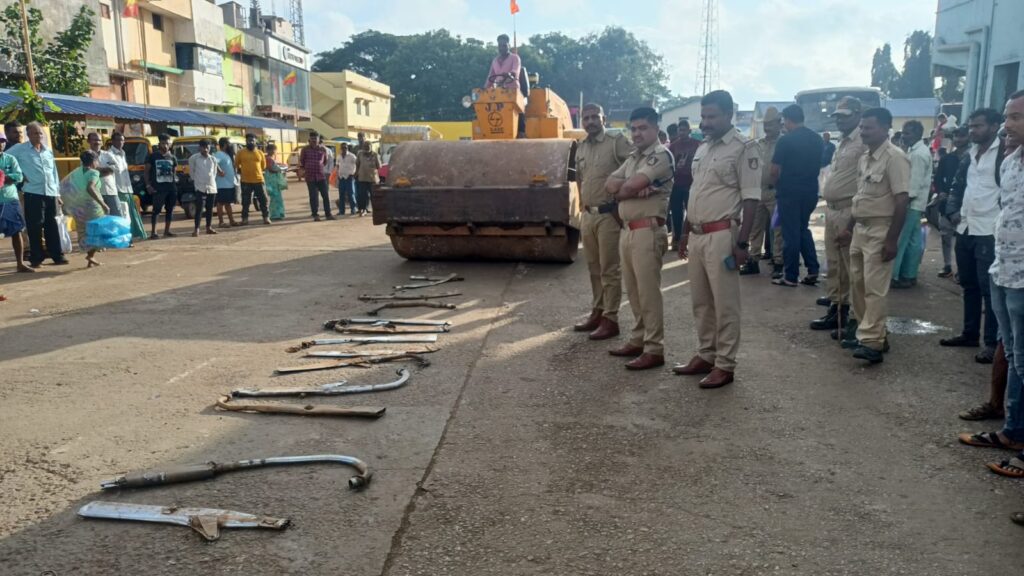 ಶಿಕಾರಿಪುರ : ಕರ್ಕಶ ಶಬ್ದ ಹೊರಹೊಮ್ಮಿಸುವ ಸೈಲೆನ್ಸರ್ ಗಳ ಮೇಲೆ ಬುಲ್ಡೋಜರ್ ಹರಿಸಿ ನಾಶ!