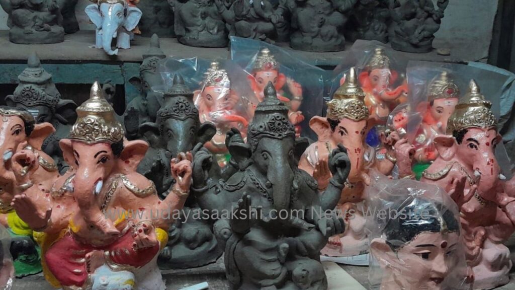 ವೈವಿಧ್ಯಮಯ ಗಣೇಶಮೂರ್ತಿಗಳ ಮಾರಾಟ : ಪರಿಸರ ಸ್ನೇಹಿ ವಿಗ್ರಹಗಳಿಗೆ ಸಖತ್ ಡಿಮ್ಯಾಂಡ್!