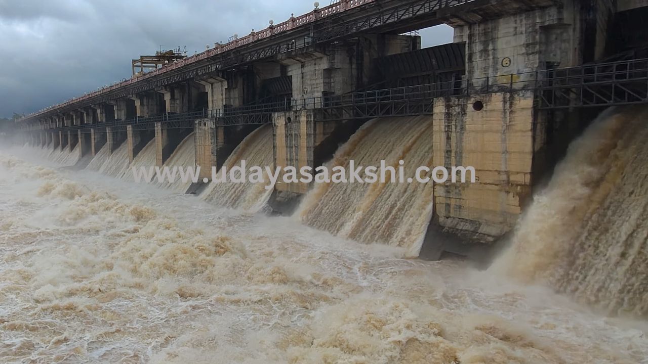 Huge amount of water out of Tunga Dam! ತುಂಗಾ ಡ್ಯಾಂನಿಂದ ಭಾರೀ ಪ್ರಮಾಣದ ನೀರು ಹೊರಕ್ಕೆ!