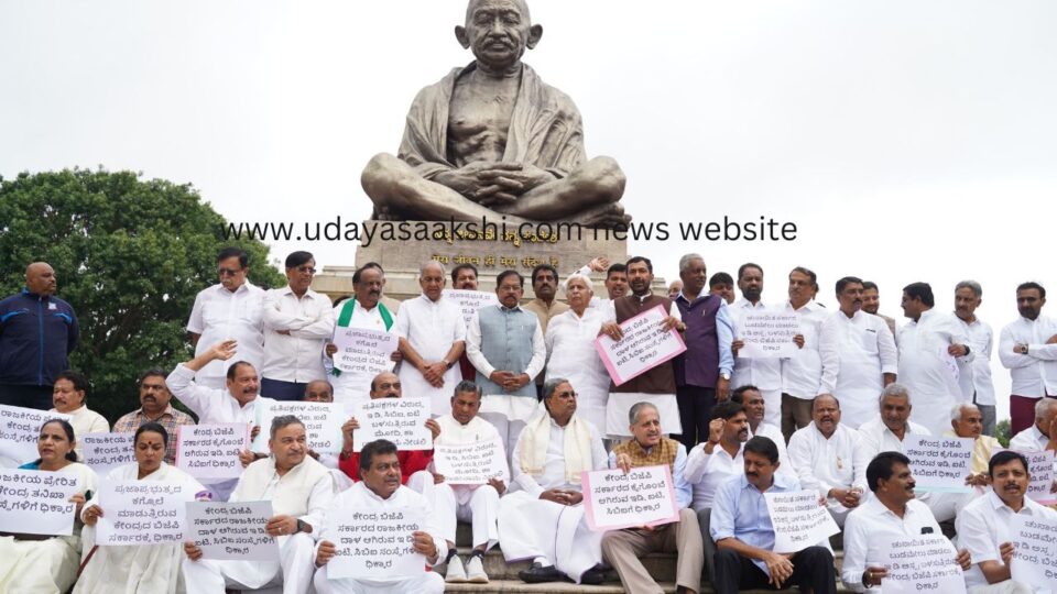 Accused of forcing names of CM, Ministers in Valmiki Corporation scam: Symbolic protest by Congress party ವಾಲ್ಮೀಕಿ ನಿಗಮದ ಹಗರಣದಲ್ಲಿ ಸಿಎಂ, ಸಚಿವರ ಹೆಸರೇಳಲು ಒತ್ತಾಯ ಆರೋಪ : ಕಾಂಗ್ರೆಸ್ ಪಕ್ಷದಿಂದ ಸಾಂಕೇತಿಕ ಪ್ರತಿಭಟನೆ