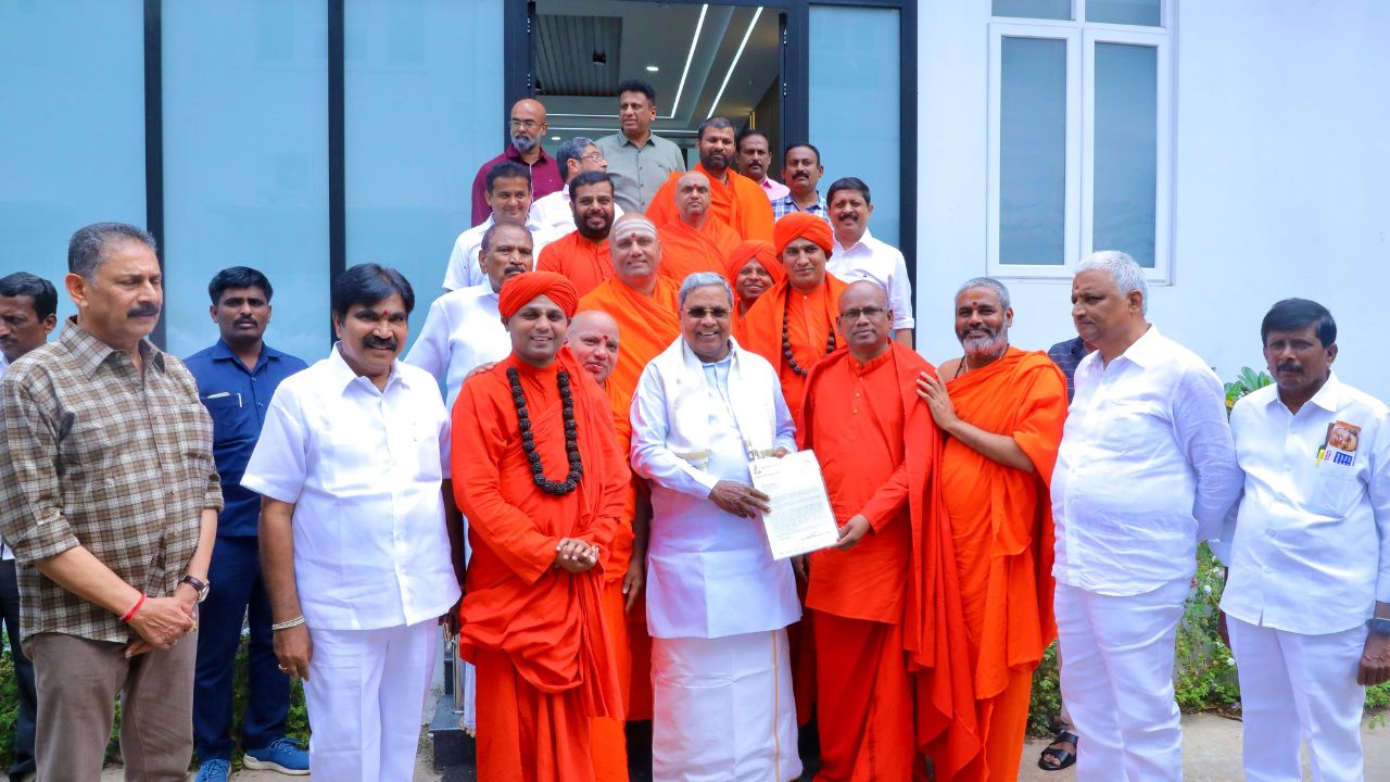Siddaramaiah's support from the backward Dalit exploited classes Swamiji! ಸಿದ್ದರಾಮಯ್ಯಗೆ ಹಿಂದುಳಿದ ದಲಿತ ಶೋಷಿತ ವರ್ಗಗಳ ಸ್ವಾಮೀಜಿಗಳ ಬೆಂಬಲ