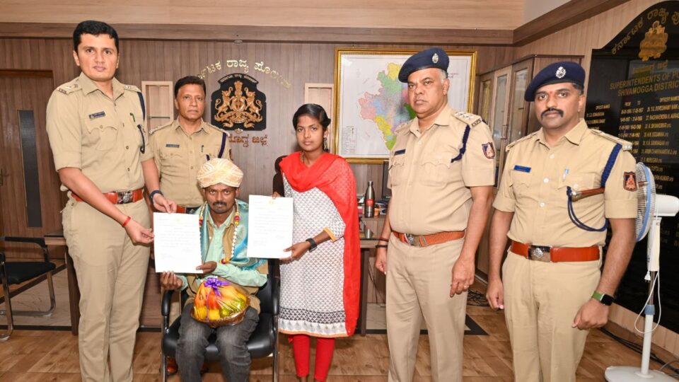 Tribute to father and daughter who are doing selfless service of cremation of orphans ಅನಾಥ ಶವಗಳ ಅಂತ್ಯ ಸಂಸ್ಕಾರದ ನಿಸ್ವಾರ್ಥ ಸೇವೆ ಸಲ್ಲಿಸುತ್ತಿರುವ ತಂದೆ – ಮಗಳಿಗೆ ಸನ್ಮಾನ