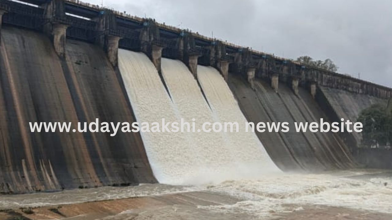 Water out of Linganamakki reservoir! ಲಿಂಗನಮಕ್ಕಿ ಜಲಾಶಯದಿಂದ ನೀರು ಹೊರಕ್ಕೆ