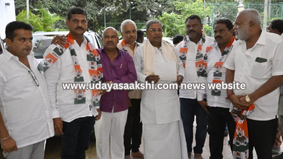 bengaluru : bhadravati leaders joined Congress in the presence of Siddaramaiah! ಬೆಂಗಳೂರು : ಸಿದ್ದರಾಮಯ್ಯ ಸಮ್ಮುಖದಲ್ಲಿ ಕಾಂಗ್ರೆಸ್ ಸೇರ್ಪಡೆಯಾದ ಭದ್ರಾವತಿ ಮುಖಂಡರು!