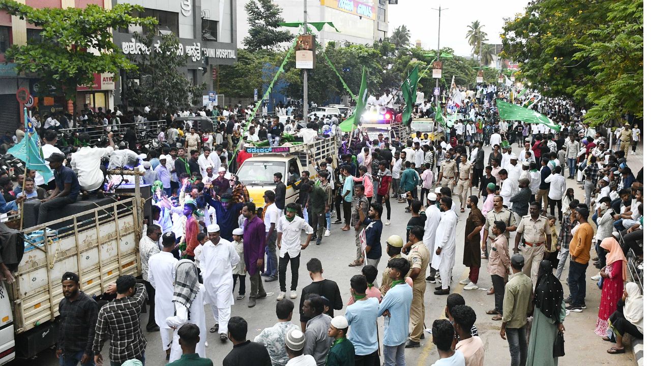 shimoga eid milad procession | Shimoga : Crowds for Eid Milad procession! ಶಿವಮೊಗ್ಗ : ಈದ್ ಮಿಲಾದ್ ಮೆರವಣಿಗೆಗೆ ಜನಸಾಗರ!