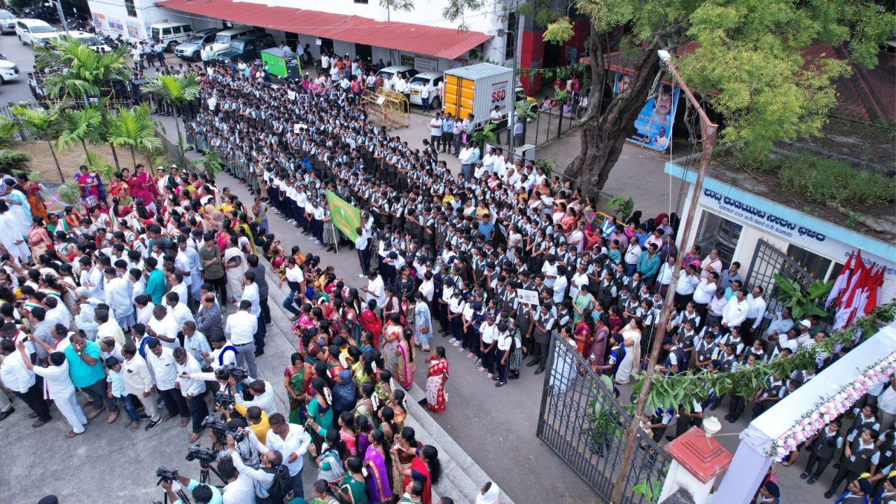 shimoga | bhadravati | Huge human chain in Shimoga – Bhadravati Taluk: Thousands of people involved! ಶಿವಮೊಗ್ಗ – ಭದ್ರಾವತಿ ತಾಲೂಕು ವ್ಯಾಪ್ತಿಯಲ್ಲಿ ಬೃಹತ್ ಮಾನವ ಸರಪಳಿ : ಸಾವಿರಾರು ಜನ ಭಾಗಿ!