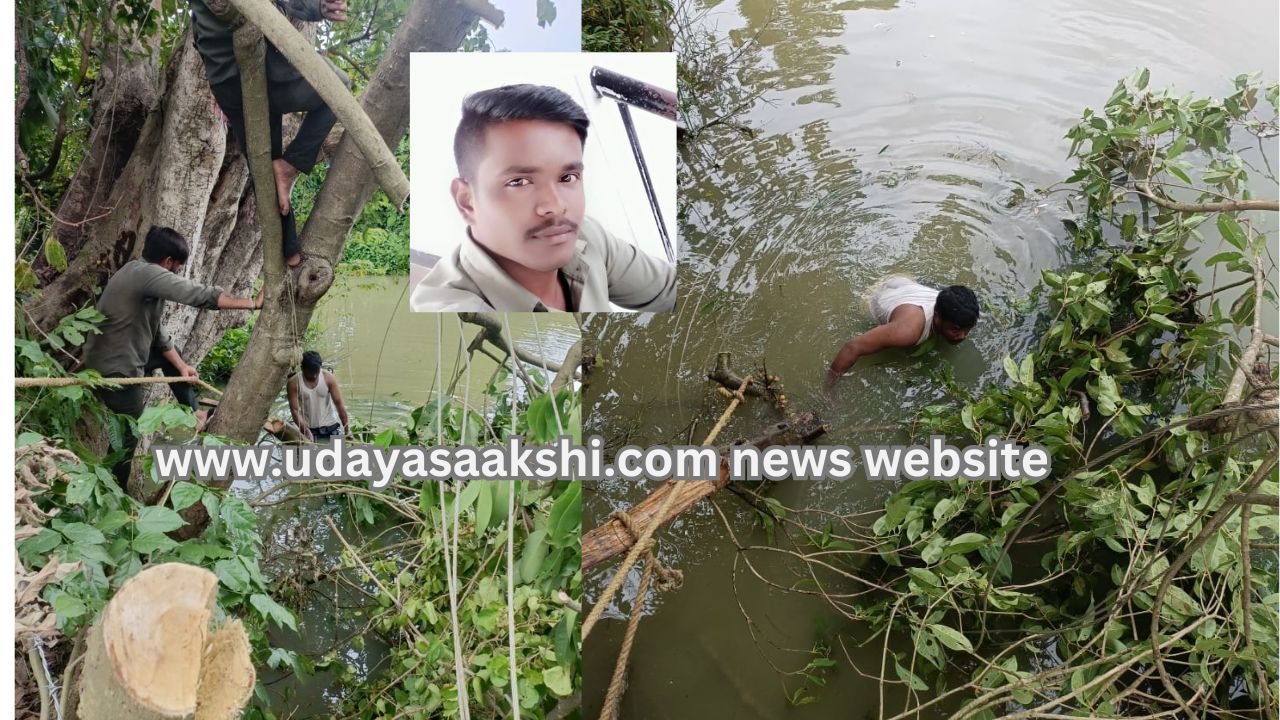 shimoga | mescom lineman repaired the power line easily in the overflowing canal! ತುಂಬಿ ಹರಿಯುತ್ತಿದ್ದ ನಾಲೆಯಲ್ಲಿ ಈಜಿ ವಿದ್ಯುತ್ ಲೈನ್ ದುರಸ್ತಿಗೊಳಿಸಿದ ಮೆಸ್ಕಾಂ ಲೈನ್’ಮ್ಯಾನ್! ವರದಿ : ಬಿ. ರೇಣುಕೇಶ್ reporter : b renukesha